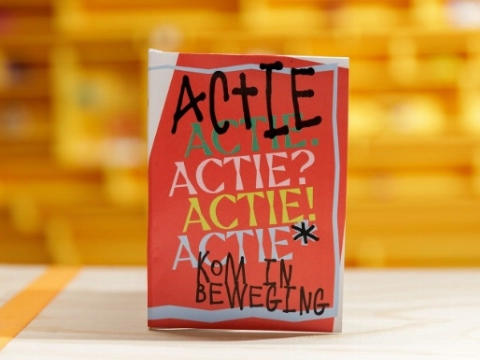 Met ‘rebels boekje’ door museum heen