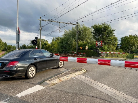 Spoorbomen blijven dicht door defecte trein