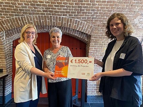 Stichting J&S krijgt donatie van 1500 euro van Oranje Fonds