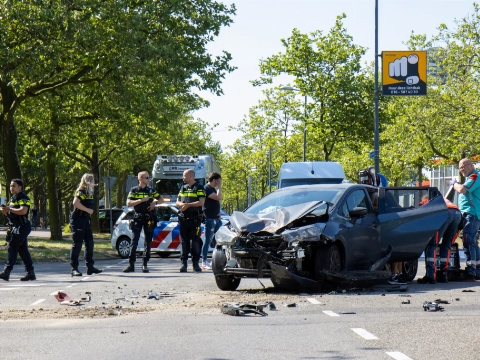 Bestuurster gewond na aanrijding op druk kruispunt