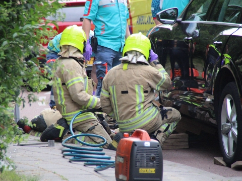 Ernstig ongeval: scooter bekneld onder auto in Sporthalstraat