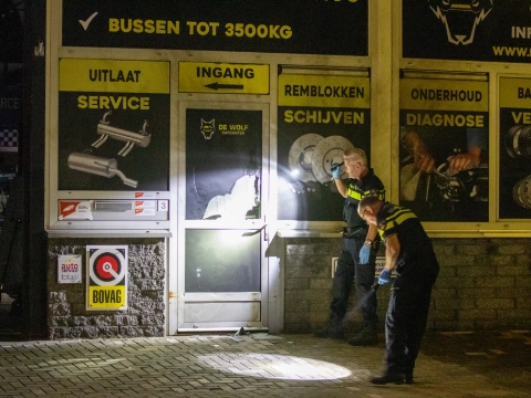 Explosie bij autobedrijf in Koolhovenstraat
