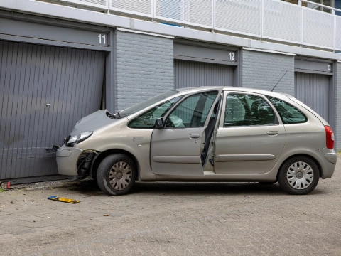 Bestuurder verliest controle over stuur en botst tegen flat