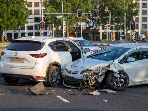 Veel schade na aanrijding drie voertuigen