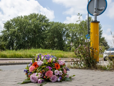 Rouwboeket voor omgekomen fietser; onderzoek loopt nog