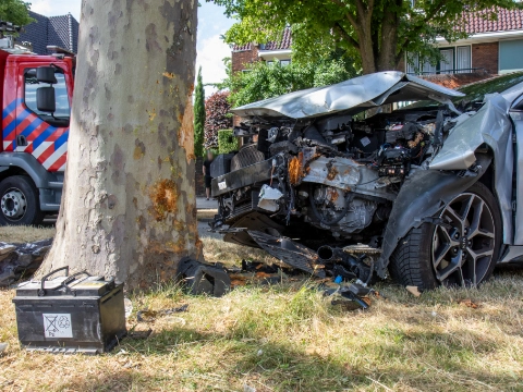 Auto botst tegen boom in Burgemeester Knappertlaan