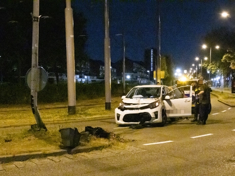 Beschonken bestuurder botst tegen lantaarnpaal