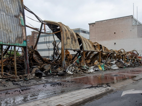 In beeld: niets meer over van loods na brand