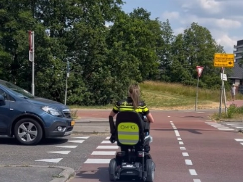 Scootmobiel-rijder komt in botsing met auto