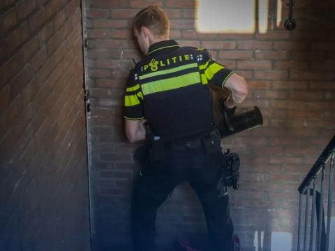Politie gebruikt stormram om notoire 112-beller op te pakken