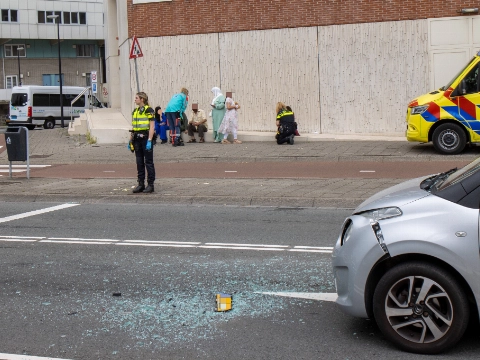 Auto&rsquo;s botsen op elkaar, troostbeertje voor kinderen