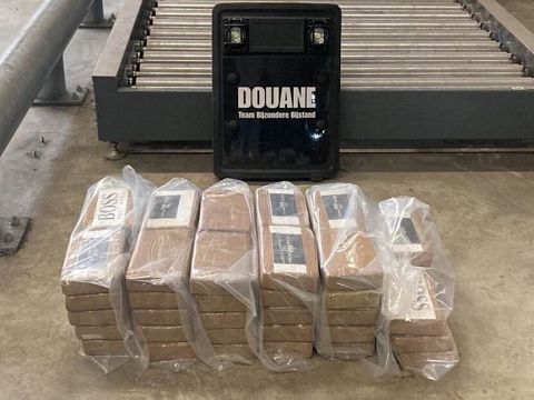 57 kilo cocaïne aangetroffen in Rotterdamse Waalhaven