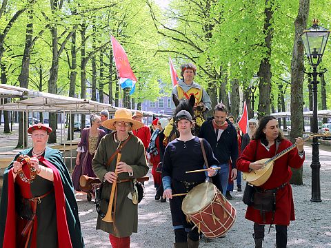 Vlaardingen toont zich in Den Haag, want: 750 jaar stad
