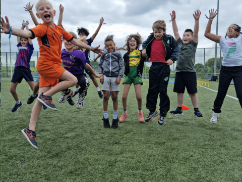 Vijfhonderd kinderen oriënteren zich op een sport