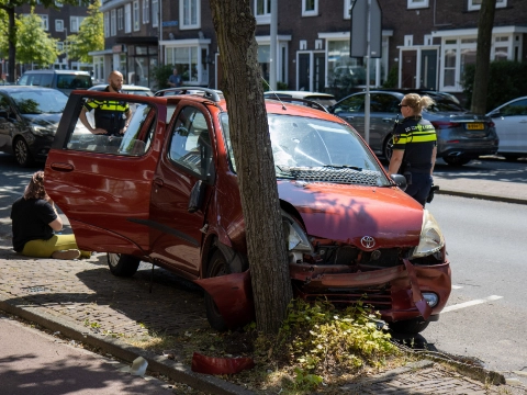 Automobiliste verliest macht over het stuur, auto&rsquo;s beschadigd