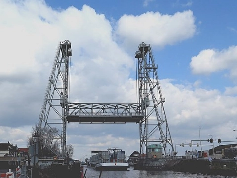 Schiedams schip ramt brug in Waddinxveen