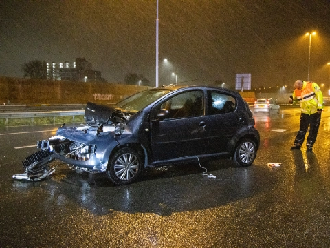Bestuurder vlucht na eenzijdige crash op A20