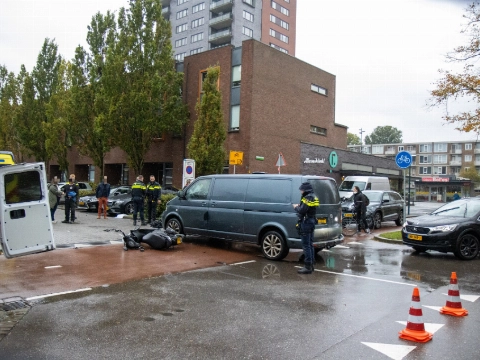 Scooterrijder gewond nadat hij op busje klapt