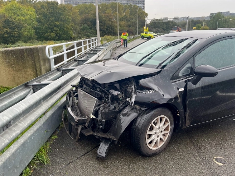Bestuurder heeft nekklachten na ongeval op snelweg