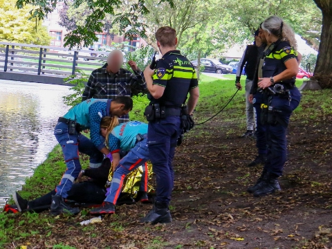 Man met scootmobiel en hond te water