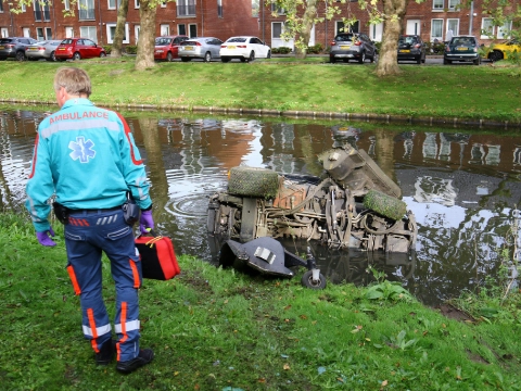 Grasmaaier belandt in sloot na botsing met tram