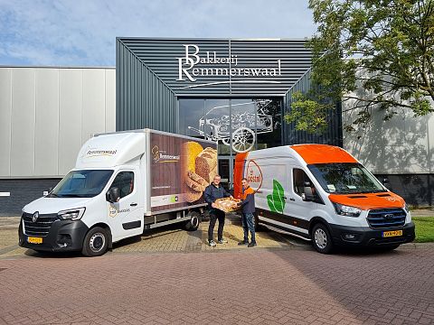 Pakketbezorgers bezorgen brood Remmerswaal in Amsterdam