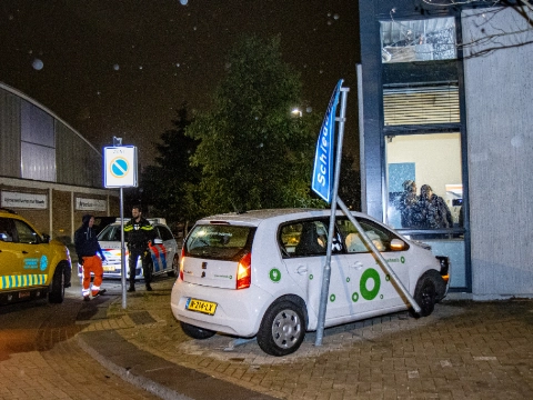 Auto ramt gevel bedrijfspand