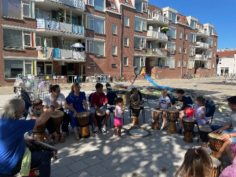 Stralend Welkom terugfeest zoekt de schaduw op