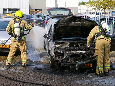Auto in Ringersstraat zwaar beschadigd door brand
