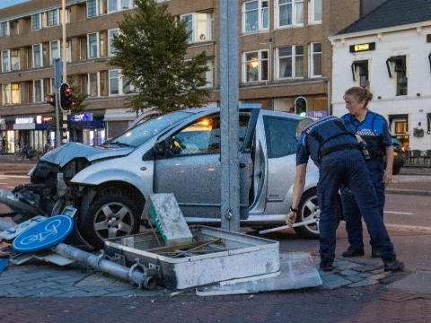 Navigatie wijst van de weg tegen de paal