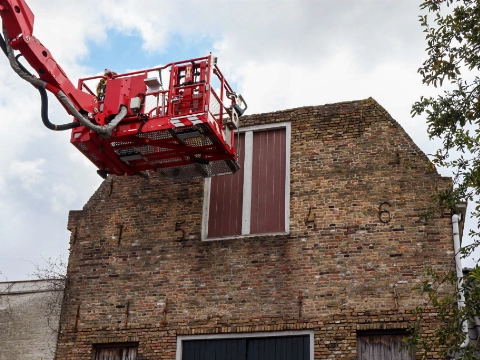 Brandweer controleert gevel Verbrande Erven
