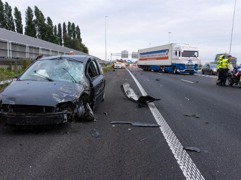Auto meerdere keren over de kop op A4