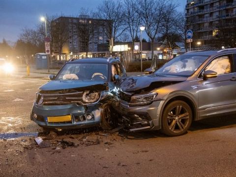 Twee auto’s total loss na aanrijding in Schiedam