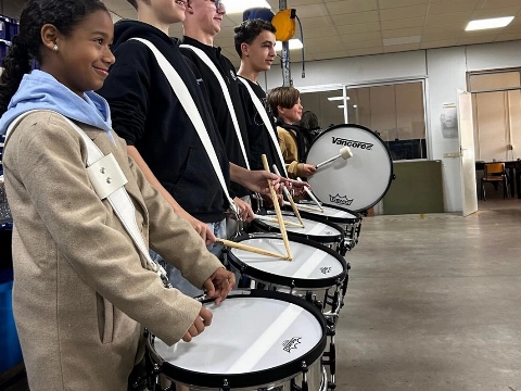 Jeugd Rijnmondband blij met nieuwe instrumenten