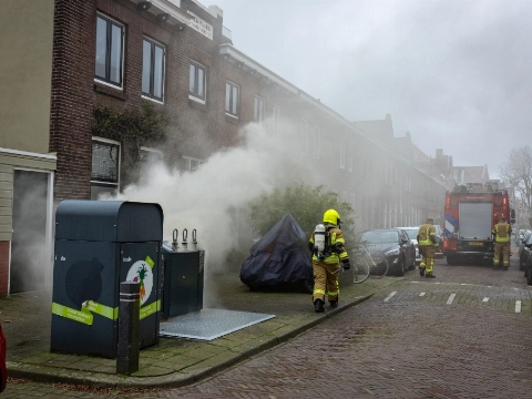 Brandweer blust containerbrand