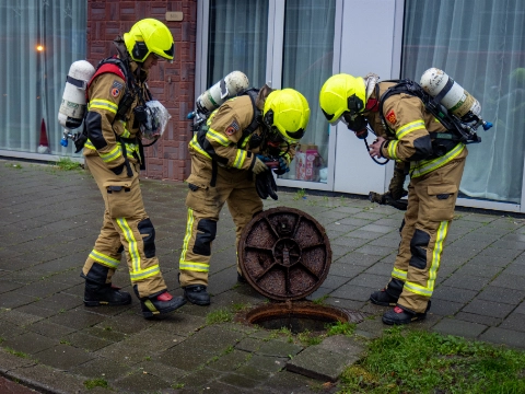 Stroomuitval en rook uit riool aan 's-Gravelandseweg