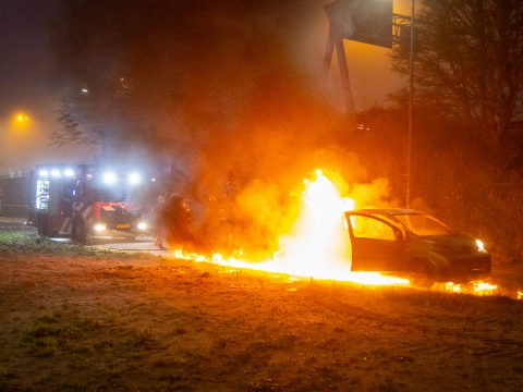 Rijdende auto in brand