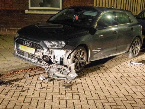 Automobilist rijdt geparkeerde auto aan en haalt wisseltruc uit