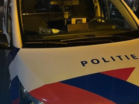 Melding over man die onder invloed in auto ligt