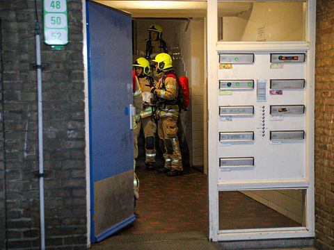 Brandweer druk met brandgeur in trappenhuis