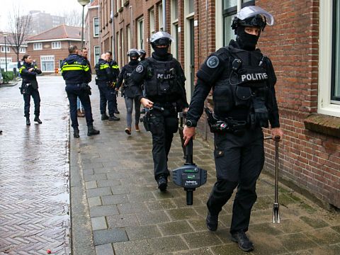 Politie doet inval in woning Oude Maasstraat