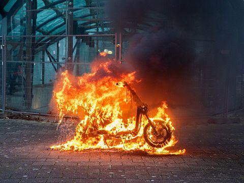Scooter brandt uit bij metrostation