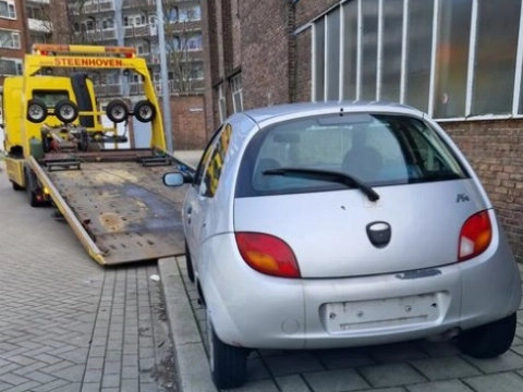 Team Toezicht & Handhaving laat auto wegslepen