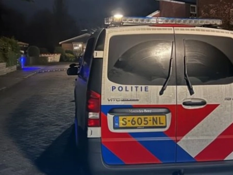 Twee personen op ladder gezien bij woning