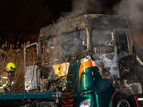 Vrachtwagen uitgebrand