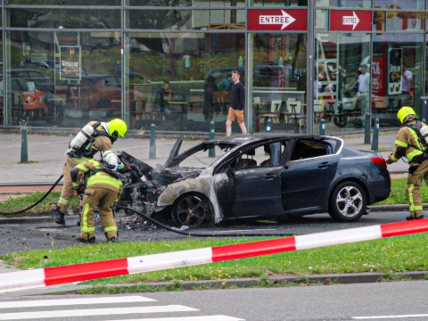 Auto al rijdend in brand