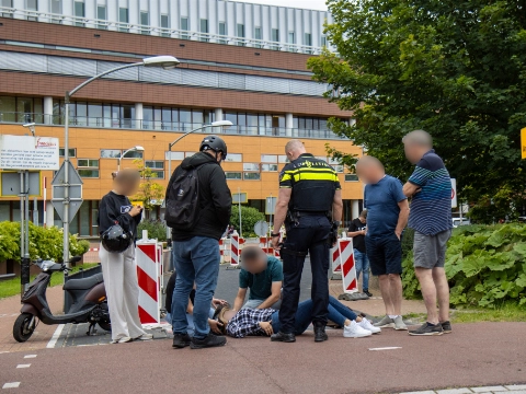 Gewond bij botsing voor deur van ziekenhuis