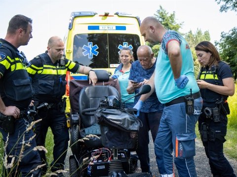 Schiedamse man (87) strandt met scootmobiel en raakt onwel