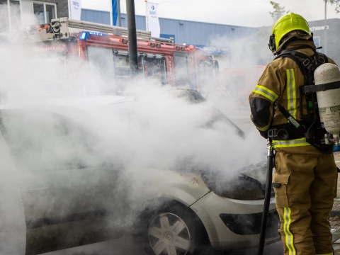 Geparkeerde auto vliegt in brand