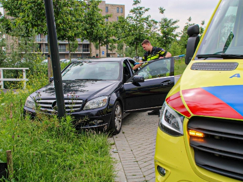 Bestuurder onwel; auto tegen paal